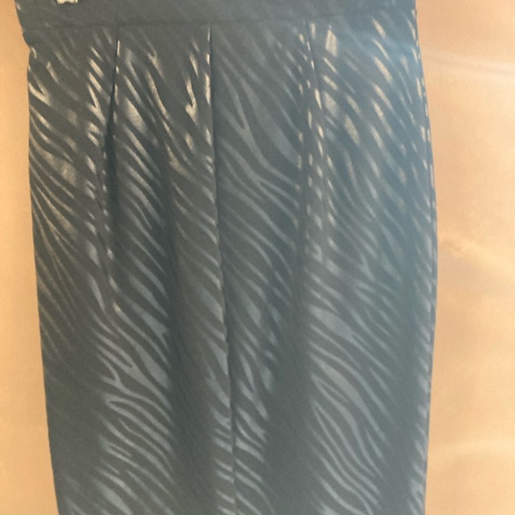 This a perfect fitting pencil skirt… - Picture 3 of 3